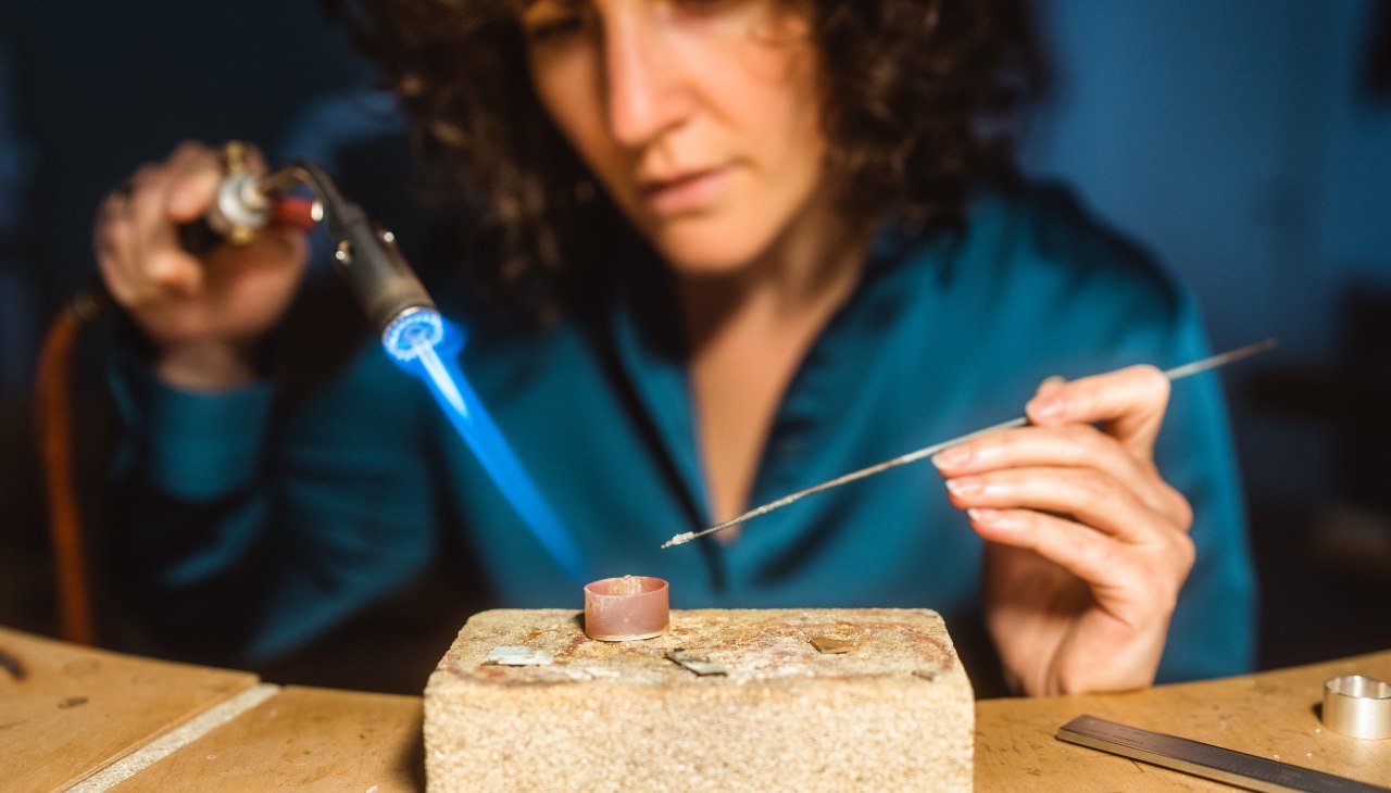 Bij de productie van sieraden, &copy; Erik Gross