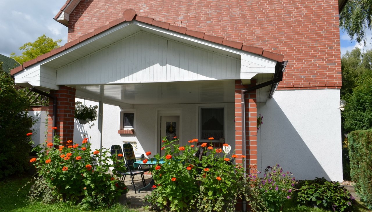 Separater Eingang mit &uuml;berdachter Sitzecke, &copy; Schmidt