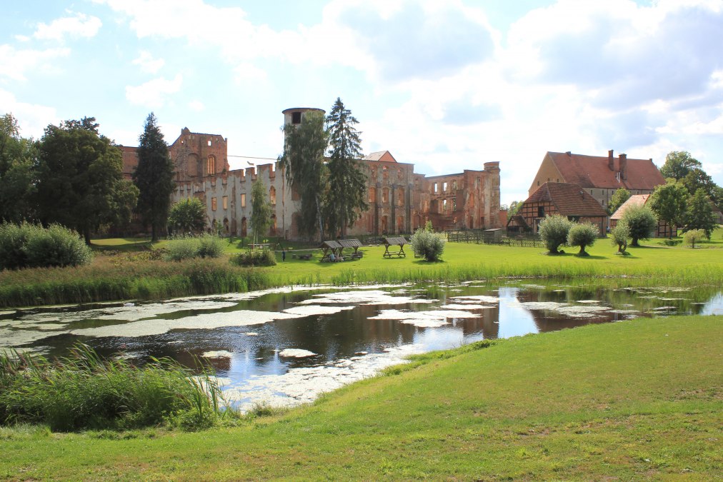 Poggenteich in der Kloster- und Schlossanlage, &copy; Stadt Dargun