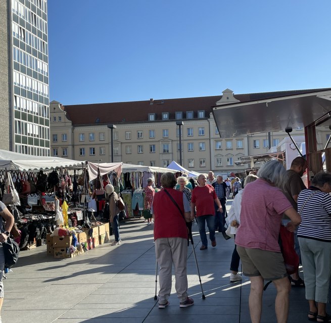 Wochenmarkt auf dem Markplatz // © Vier-Tore-Stadt Neubrandenburg Wochenmarkt auf dem Markplatz // © Vier-Tore-Stadt Neubrandenburg