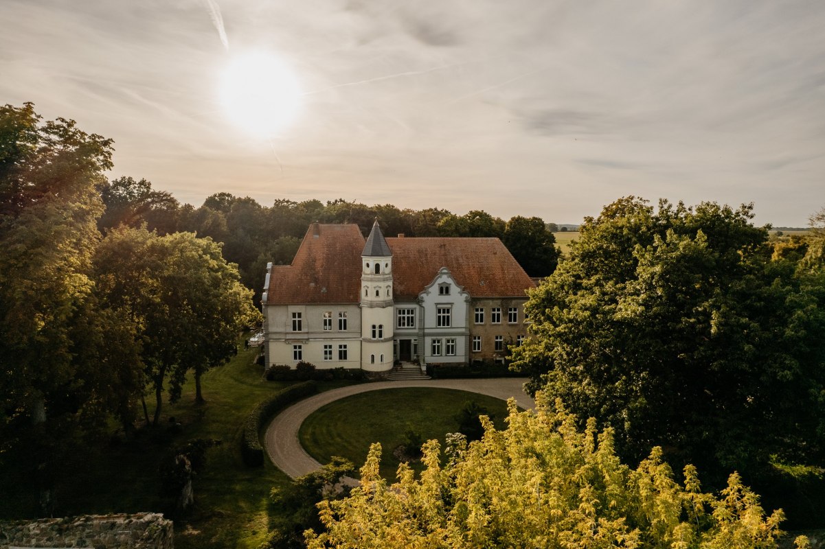 Luftansicht Schloss Sophienhof Rondell vor dem Haus // © Dennis Reimann Luftansicht Schloss Sophienhof Rondell vor dem Haus // © Dennis Reimann