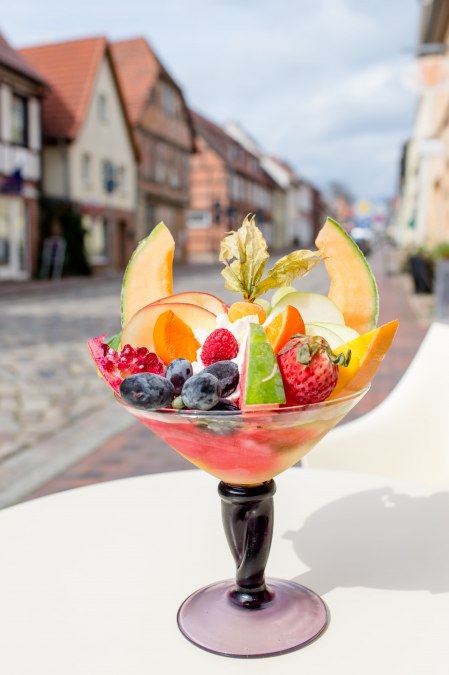 Leckerer Eisbecher mit frischem Obst, &copy; Nadine Rupp