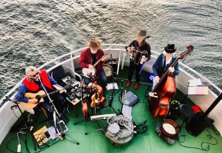 Die Irish Cowboys auf dem Heck von MS Nordost // &copy; Sarah Stuth