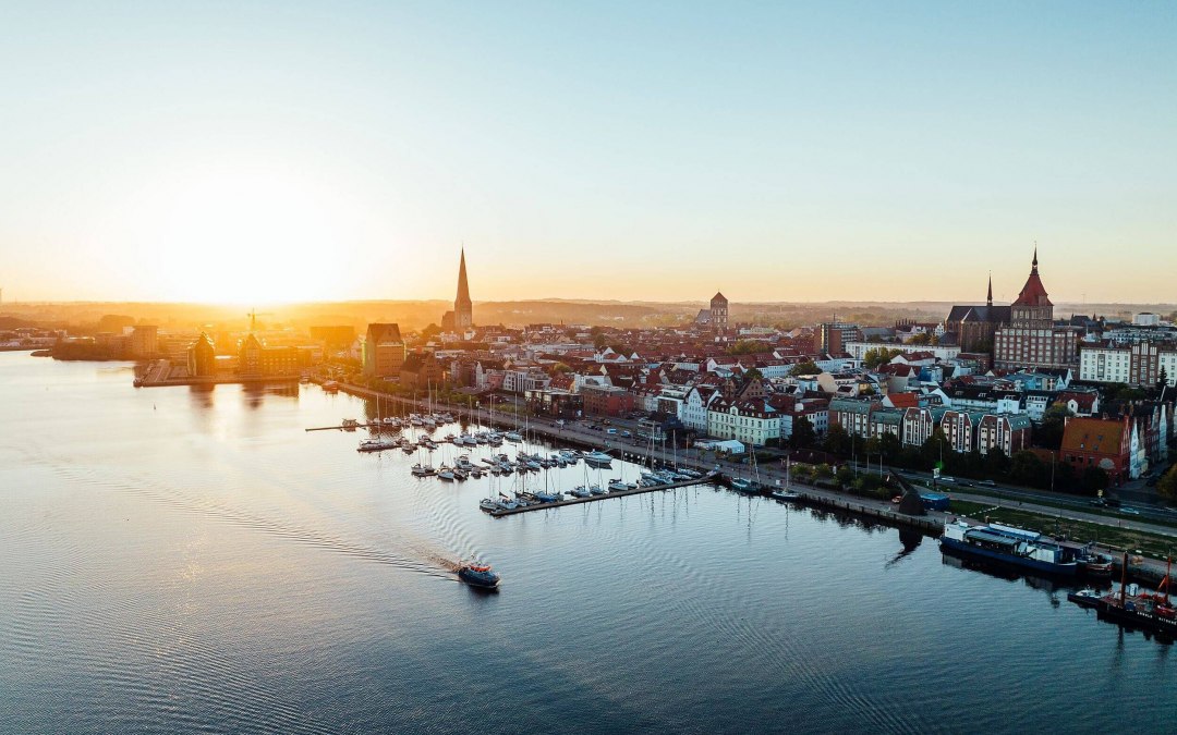 Sonnenaufgang im Rostocker Stadthafen, &copy; TMV/G&auml;nsicke