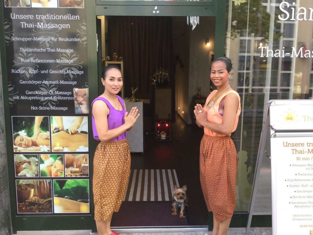 Gerne begr&uuml;&szlig;en wir Sie zu traditionellen Thai Massage, &copy; Roland G&ouml;rtz