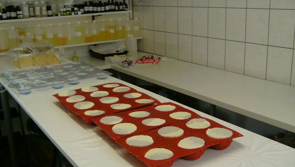 2x 500g selbst hergestellte Seifen nehmen sie am Ende des Kurses mit nach Hause // © S. Ziolkowski 2x 500g selbst hergestellte Seifen nehmen sie am Ende des Kurses mit nach Hause // © S. Ziolkowski