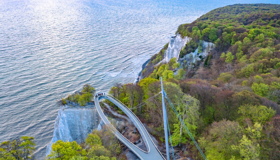 De Skywalk in het Nationaal Parkcentrum K&ouml;nigsstuhl met uitzicht over de krijtrotsen en de Oostzee op het eiland R&uuml;gen.