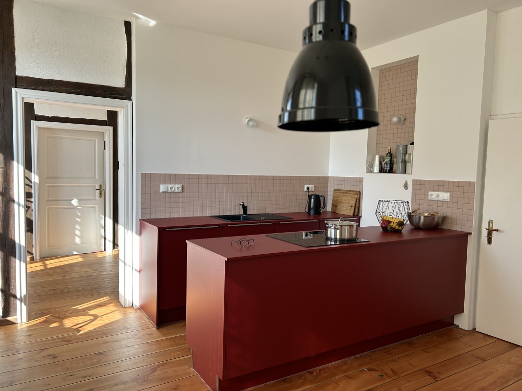 Moderne keuken in historische muren // &copy; Werk Gut Wohnen Schlatkow eG