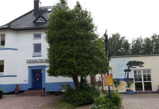 Au&szlig;enansicht der Pension Idyll // &copy; B&auml;rbel Ahrens