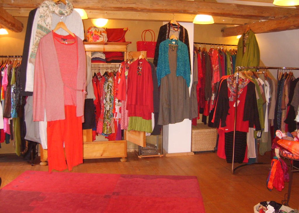 Im Scheunenladen mit nachhaltiger Kleidung, © S.Fischer-Geißler Im Scheunenladen mit nachhaltiger Kleidung, © S.Fischer-Geißler