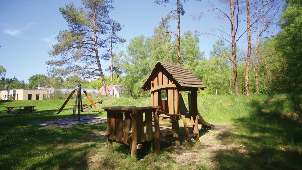 Spielplatz auf dem gro&szlig;z&uuml;gigen Gel&auml;nde. Daneben befindet sich die Minigolfanlage und der Zeltplatz., &copy; DJH MV / Danny Gohlke