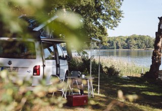 Mit Bulli fast direkt an den See fahren und entspannen, © Foto: Oliver Raatz Mit Bulli fast direkt an den See fahren und entspannen, © Foto: Oliver Raatz