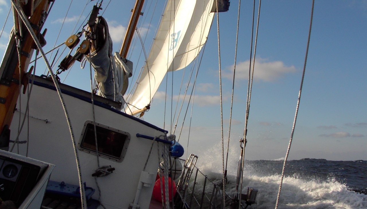 Het jeugdzeiljacht Greif uit Ueckermünde in de deining, © Schiffsführung 2004 Het jeugdzeiljacht Greif uit Ueckermünde in de deining, © Schiffsführung 2004