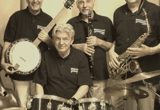 &copy; Breitling Stompers