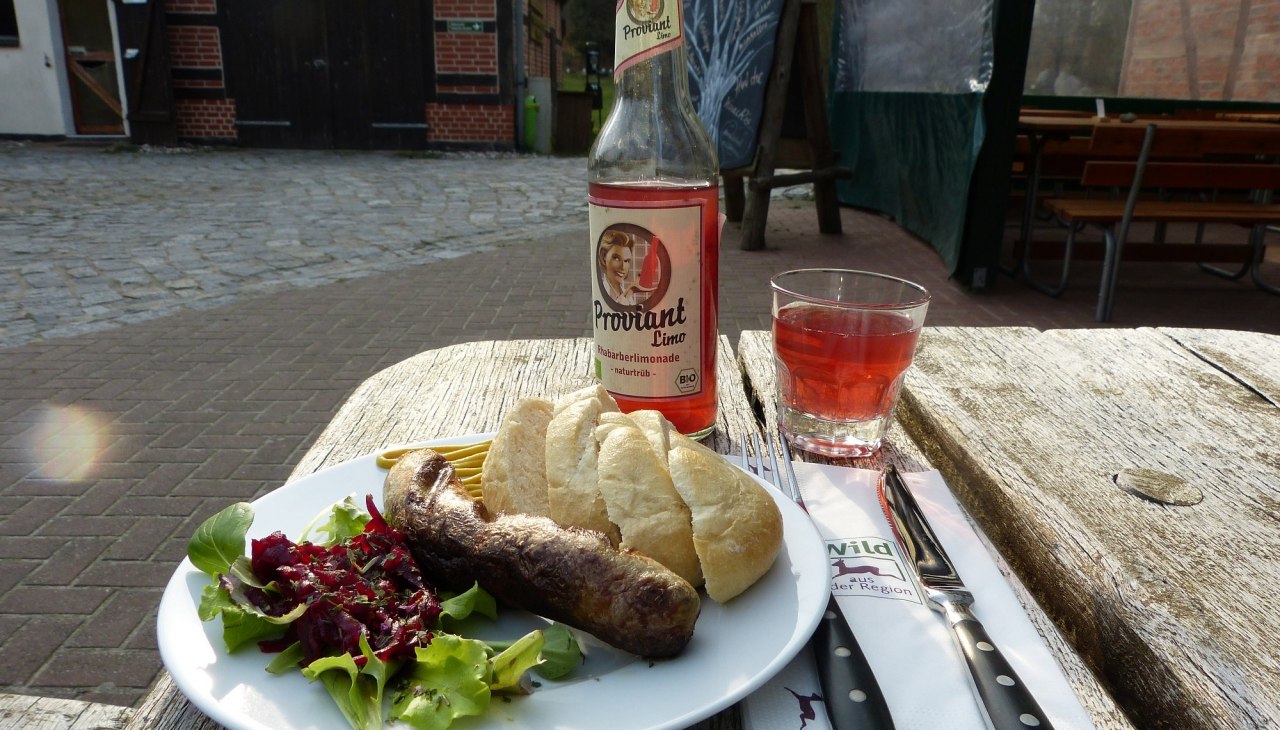 All unsere Waren sind möglichst naturbelassen und regional. Wildfleisch enthält viele Nähstoffe und besonders viel Eiweiß, dafür wenig Fett und Cholesterin. Wie Sie das Fleisch richtig zubereiten und würzen, erklären wir Ihnen gern., © Waldservice und Energie GmbH All unsere Waren sind möglichst naturbelassen und regional. Wildfleisch enthält viele Nähstoffe und besonders viel Eiweiß, dafür wenig Fett und Cholesterin. Wie Sie das Fleisch richtig zubereiten und würzen, erklären wir Ihnen gern., © Waldservice und Energie GmbH