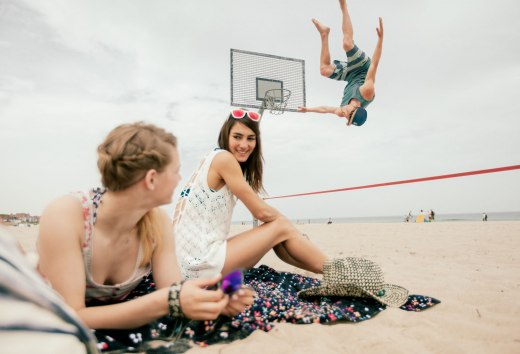 Slackline am Strand bei Sonne, © MV-T/Timo Roth Slackline am Strand bei Sonne, © MV-T/Timo Roth
