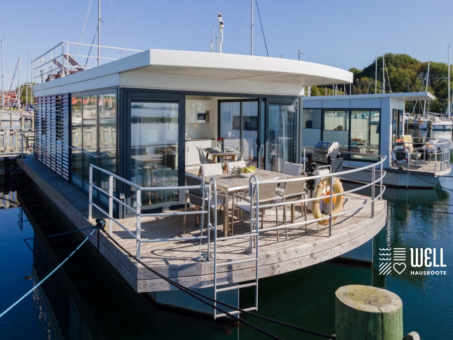 Hausboot mit Dachterrasse mit Blick auf die Bugterrasse, © Lars Franzen