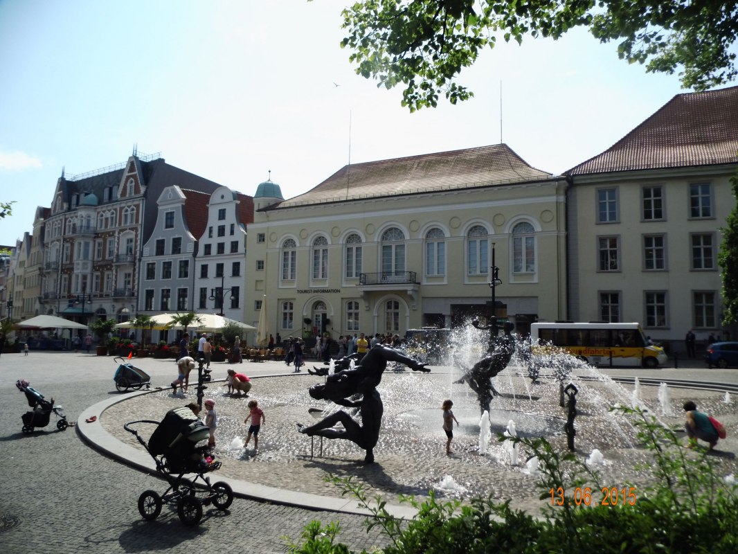 Hier gehts los am wundersch&ouml;nen Brunnen der Lebensfreude // &copy; &copy; SF
