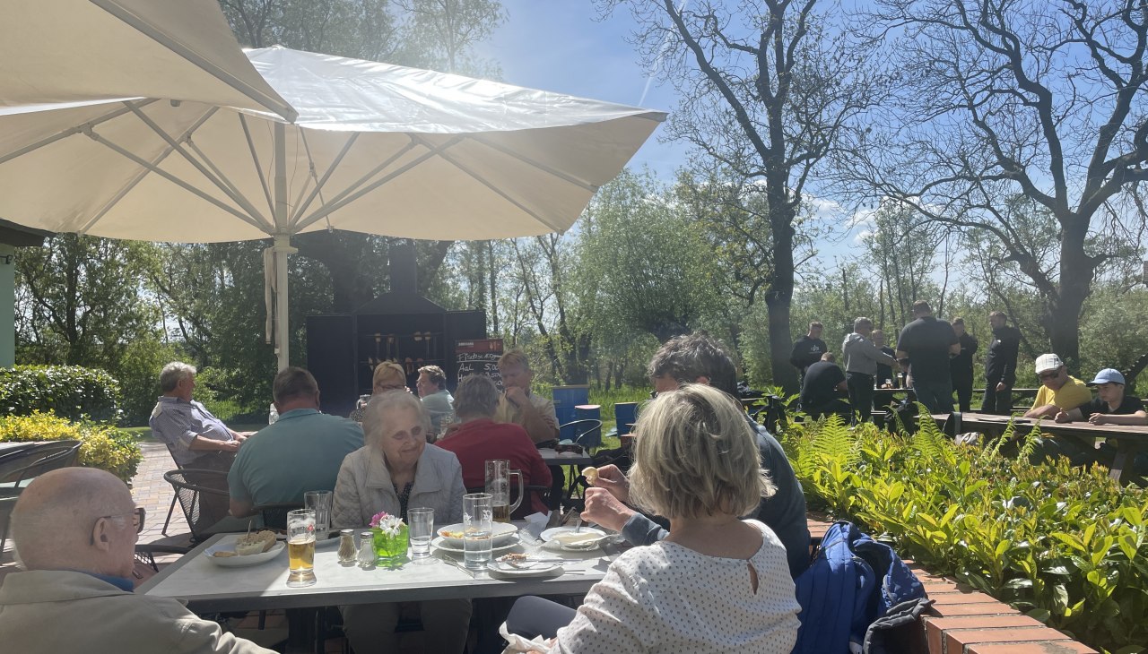 Auf der Terrasse am Saaler Bach, © TZ Südliche Boddenküste Auf der Terrasse am Saaler Bach, © TZ Südliche Boddenküste