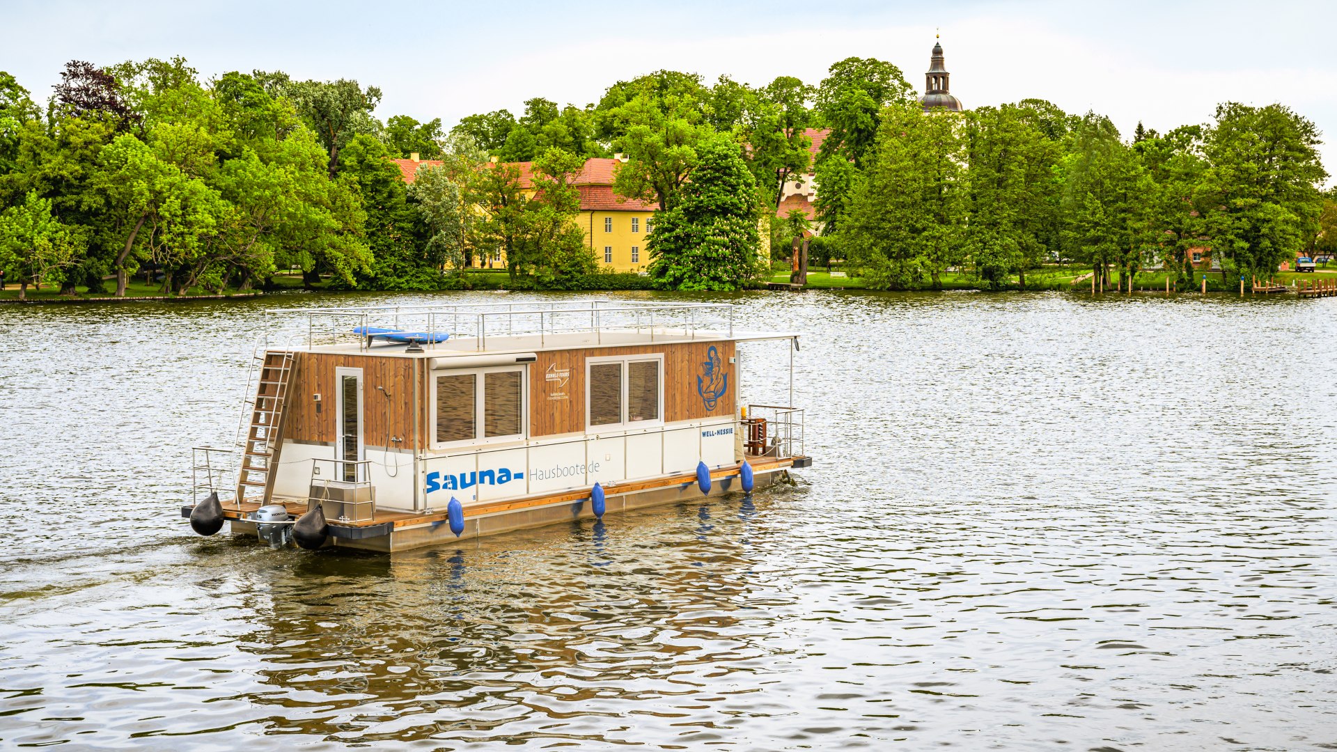 Kurs auf Schloss Mirow. Und keine Sorge, das Anlegeman&ouml;ver ist echt einfach. // &copy; MV-T/Tiemann