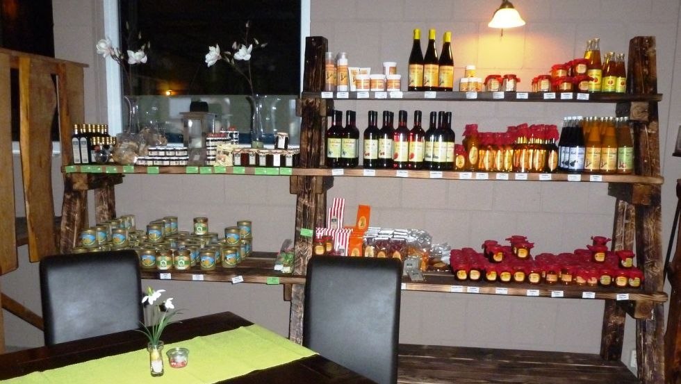 Zum Verkauf stehen regionale Produkte wie Eier, Obst und Gem&uuml;se sowie Sanddornprodukte bereit, &copy; TMV/Trampnau