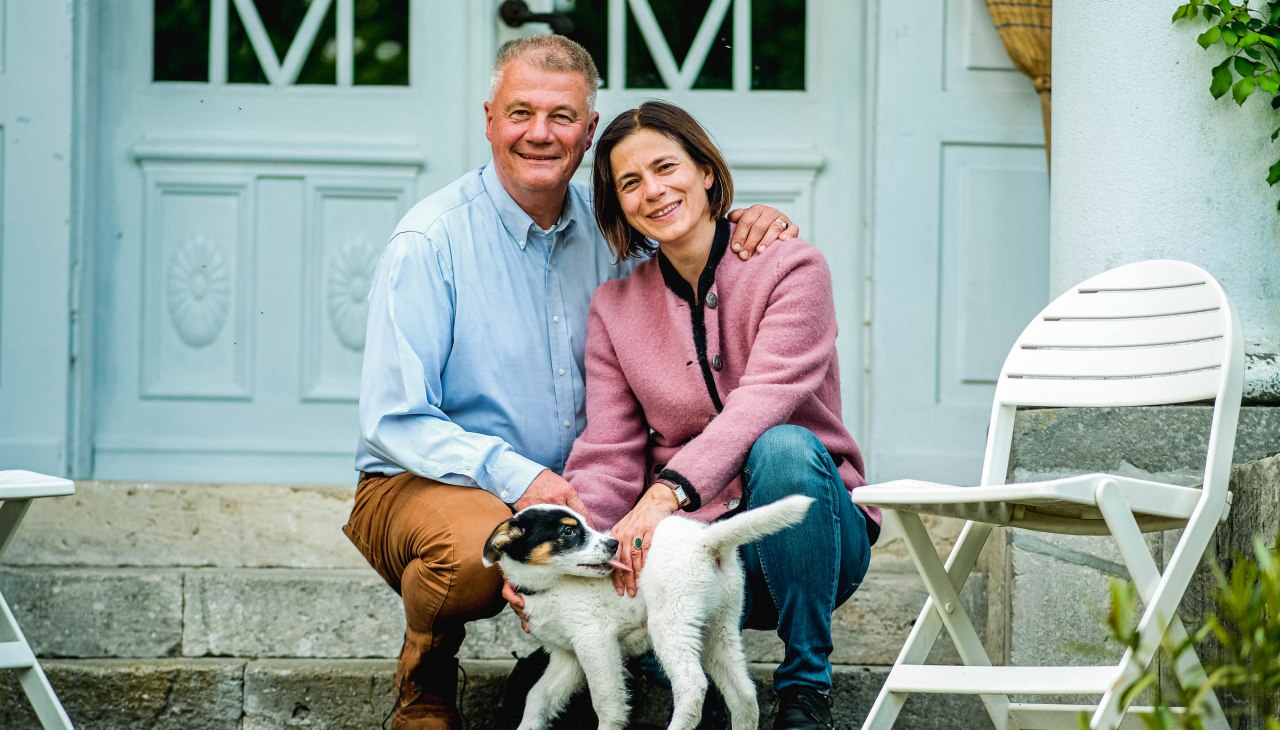 Die Gastgeber vor dem Gutshaus, &copy; Lars Sch&ouml;nherr