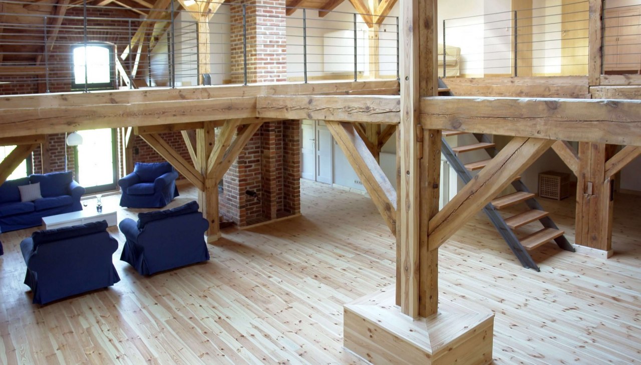 Dieses stilvolle Loft kombiniert rustikalen Charme mit modernen Akzenten. Die massiven Holzbalken und das offene Raumkonzept harmonieren perfekt mit den gemütlichen Sitzgelegenheiten, während die freiliegenden Ziegelwände den historischen Charakter des Gebäudes bewahren. Die großzügige Galerie bietet zusätzlichen Raum und betont die luftige Atmosphäre dieses einzigartigen Wohnraums., © Dieses stilvolle Loft kombiniert rustikalen Charme mit modernen Akzenten. Die massiven Holzbalken und das offene Raumkonzept harmonieren perfekt mit den gemütlichen Sitzgelegenheiten, während die freiliegenden Ziegelwände den historischen Charakter des Gebäudes bewahren. Die großzügige Galerie bietet zusätzlichen Raum und betont die luftige Atmosphäre dieses einzigartigen Wohnraums. Dieses stilvolle Loft kombiniert rustikalen Charme mit modernen Akzenten. Die massiven Holzbalken und das offene Raumkonzept harmonieren perfekt mit den gemütlichen Sitzgelegenheiten, während die freiliegenden Ziegelwände den historischen Charakter des Gebäudes bewahren. Die großzügige Galerie bietet zusätzlichen Raum und betont die luftige Atmosphäre dieses einzigartigen Wohnraums., © Dieses stilvolle Loft kombiniert rustikalen Charme mit modernen Akzenten. Die massiven Holzbalken und das offene Raumkonzept harmonieren perfekt mit den gemütlichen Sitzgelegenheiten, während die freiliegenden Ziegelwände den historischen Charakter des Gebäudes bewahren. Die großzügige Galerie bietet zusätzlichen Raum und betont die luftige Atmosphäre dieses einzigartigen Wohnraums.