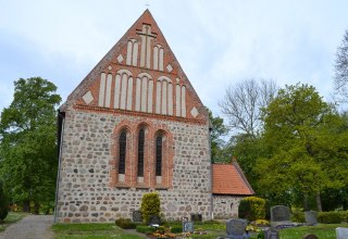 Ansicht der Kirche, Rückwand mit drei Fenstern und Giebel, © Lutz Werner Ansicht der Kirche, Rückwand mit drei Fenstern und Giebel, © Lutz Werner