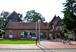 Sognekirken i Altenkirchen med Kosegartenhaus // © Tourismuszentrale Rügen Sognekirken i Altenkirchen med Kosegartenhaus // © Tourismuszentrale Rügen