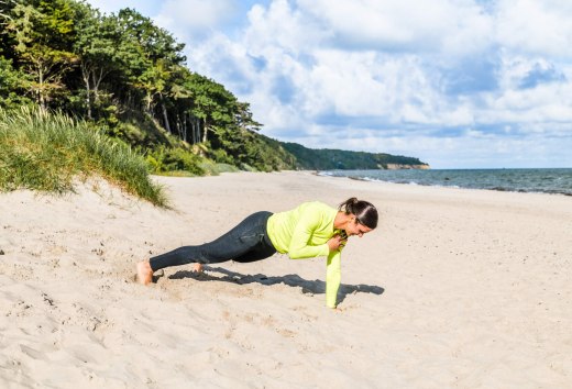 Plank mit Schulter-Tippen eignet sich ideal zur Stärkung der Körpermitte. // © MV-T/Tiemann Plank mit Schulter-Tippen eignet sich ideal zur Stärkung der Körpermitte. // © MV-T/Tiemann