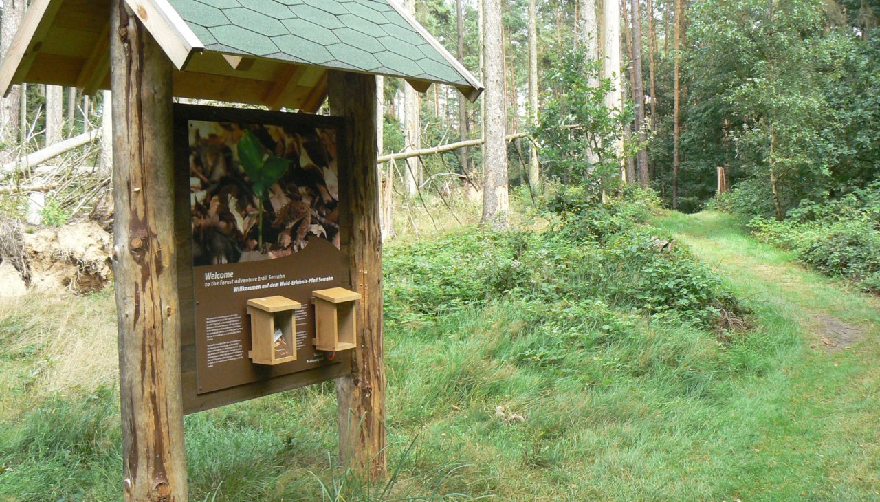 Informatiebord van het avonturenpad door het bos, © Nationalparkamt Müritz Informatiebord van het avonturenpad door het bos, © Nationalparkamt Müritz