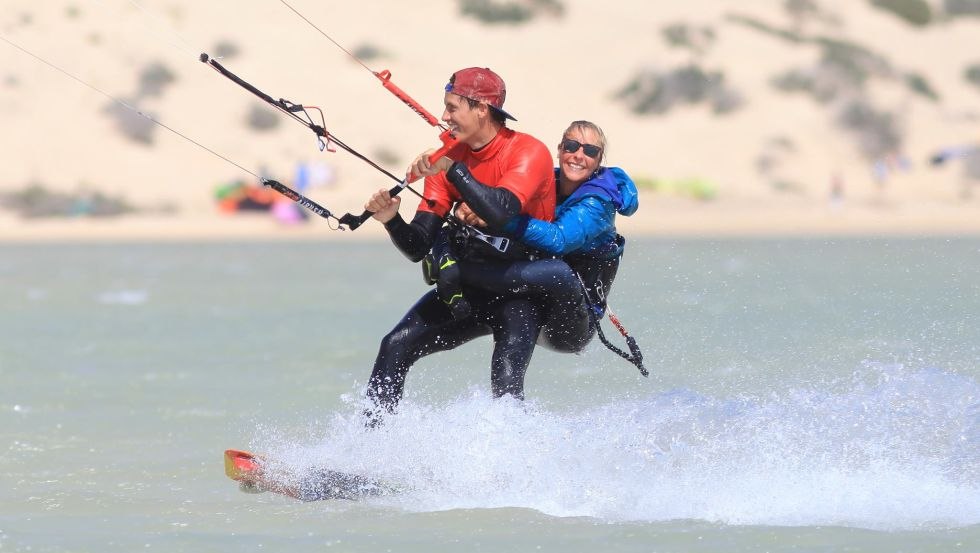 Jede Menge Spaß beim "Huckepack" Kitesurfen // © Oceanblue Watersports Jede Menge Spaß beim "Huckepack" Kitesurfen // © Oceanblue Watersports