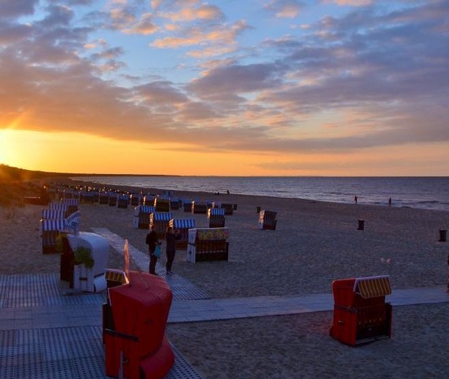 Romantischer Sonnenuntergang am barrierefreien Strandzugang im Ostseebad Trassenheide // &copy; Eigenbetrieb Kurverwaltung Ostseebad Trassenheide