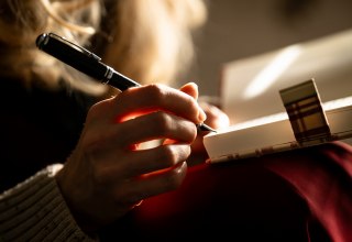 Werbefoto des Theaters Vorpommern für die Mono-Oper "Das Tagebuch der Anne Frank" von Grigori Frid // © Theater Vorpommern©Peter van Heesen Werbefoto des Theaters Vorpommern für die Mono-Oper "Das Tagebuch der Anne Frank" von Grigori Frid // © Theater Vorpommern©Peter van Heesen