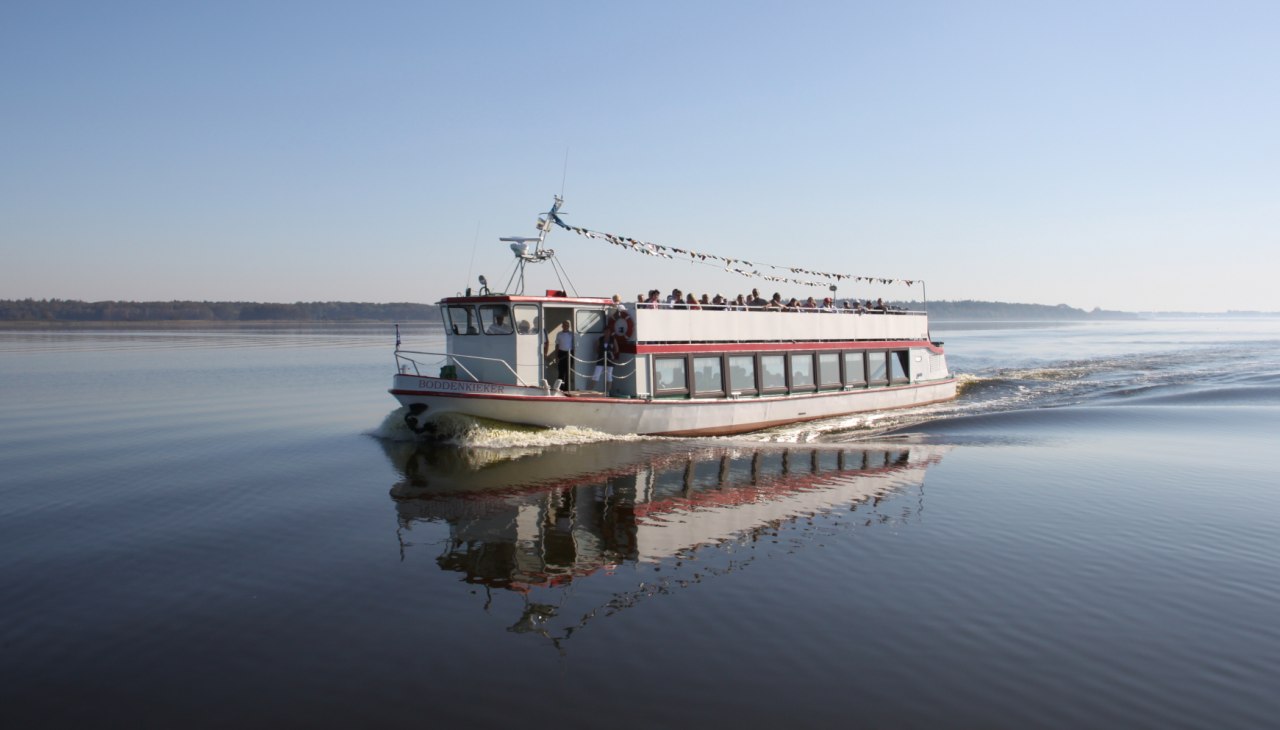 Mit der MS Boddenkieker von Ribnitz nach Dierhagen und Wustrow, &copy; Fahrgastbetrieb Kruse u. Vo&szlig;