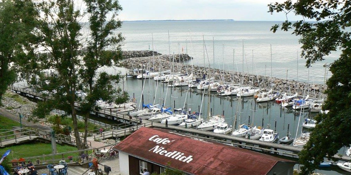 Blick zum Yachthafen Lohme und zum Café Niedlich. // © Touristik Lohme GmbH Blick zum Yachthafen Lohme und zum Café Niedlich. // © Touristik Lohme GmbH