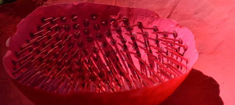 2022 I Papierschalen, Reißzwecken, Nägeln, Drahtstifte, etc. I Größen von ca. 14 x 14 cm, Höhe 5 cm bis ca. 30 x 30 cm, Höhe 10 cm, © Renate U. Schürmeyer