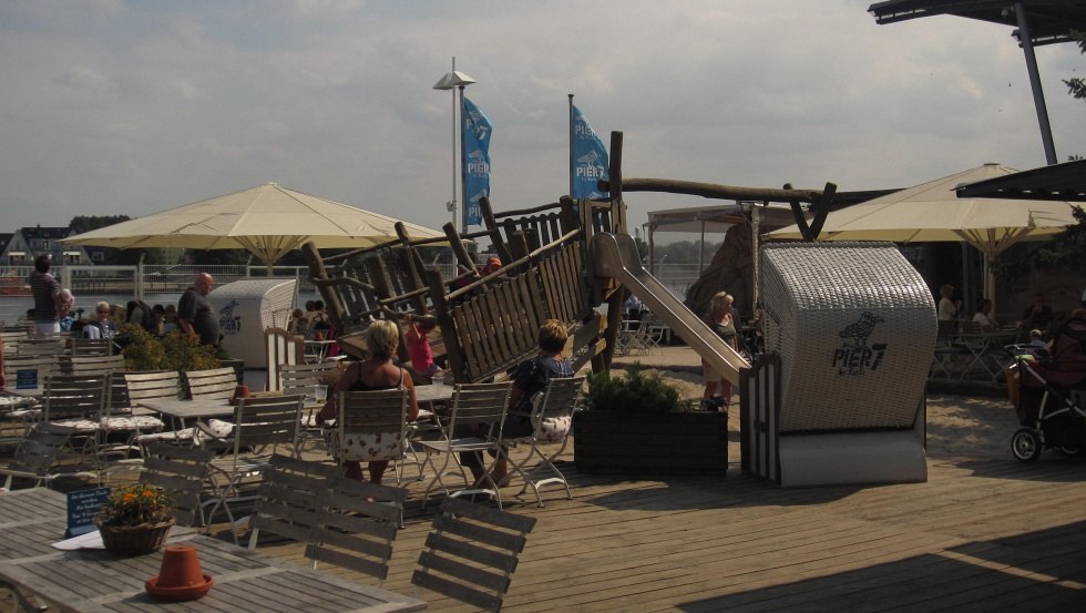 Gezellig feesten en tegelijkertijd schepen kijken // &copy; TZRW - Brit Innocenti