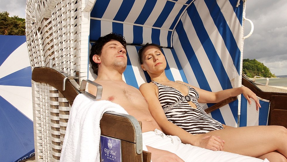 Paar am Strand Ostseebad Sellin, Cliff Hotel Rügen // © Cliff Hotel Rügen Paar am Strand Ostseebad Sellin, Cliff Hotel Rügen // © Cliff Hotel Rügen