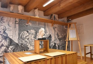Zeichenkabinett im Caspar-David-Friedrich-Zentrum mit Staffelei und Objekten zum Zeichnen // &copy; &copy;Caspar-David-Friedrich-Gesellschaft e. V., Foto: Karl M&uuml;hlbach 2023