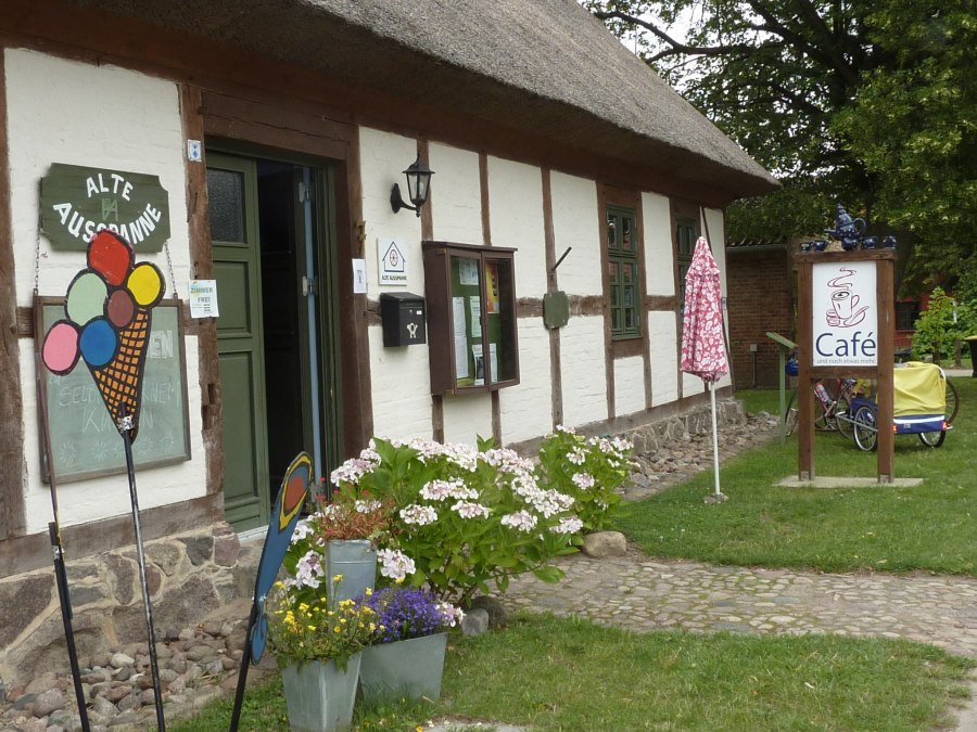 Ostern bis Advent Sonntags-Caf&eacute; ... immer mit frisch gebackenem Kuchen., &copy; F&ouml;rderverein der Heimat- und Kulturpflege Walkendorf