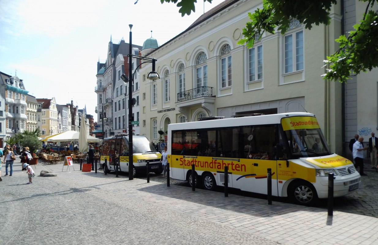 Unser 8- und 14-Sitzer Panoramabus am Universitätsplatz // © © SF Unser 8- und 14-Sitzer Panoramabus am Universitätsplatz // © © SF