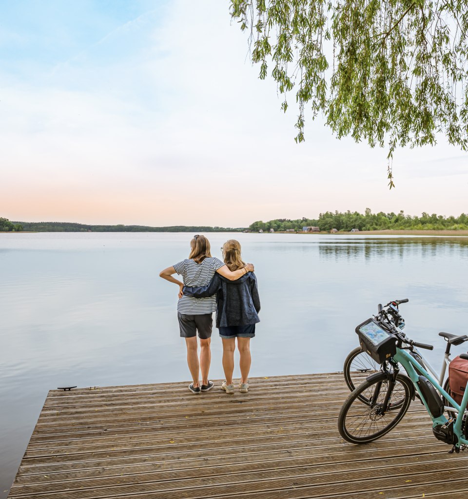 Mit dem Fahrrad auf dem Fernradweg Berlin-Kopenhagen am Krakower See