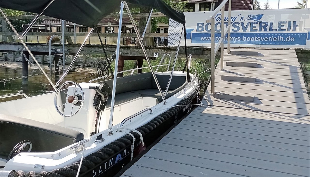 Motorboot I 15 PS (führerscheinfrei) I 5 Sitzplätze mit bequemen Polstern I mit Sonnenschutz I mit Badeleiter, © Tommy´s Bootsverleih Motorboot I 15 PS (führerscheinfrei) I 5 Sitzplätze mit bequemen Polstern I mit Sonnenschutz I mit Badeleiter, © Tommy´s Bootsverleih