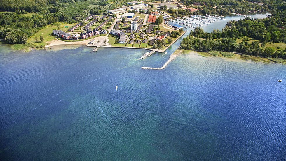 Der Ferienpark Müritz direkt am Strand – ein Urlaubsparadies für Wasser-Enthusiasten. // © Ferienpark Mirow GmbH Der Ferienpark Müritz direkt am Strand – ein Urlaubsparadies für Wasser-Enthusiasten. // © Ferienpark Mirow GmbH
