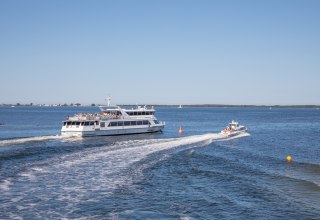 Mit den Fahrgastschiffen der Reederei Hiddensee zur Perle der Ostsee, © Weiße Flotte