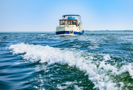 Tage- und wochenlang in Deutschlands Seenland unterwegs &ndash; die Gro&szlig;e Rundtour ist mit 570 Kilometern eine Strecke voller Kontraste. Auf der Tour durchstreifen Freizeitskipper mit dem Hausboot zwei Bundesl&auml;nder und drei Hauptst&auml;dte. Die Tour ist gr&ouml;&szlig;tenteils ohne Bootsf&uuml;hrerschein und am besten im Uhrzeigersinn befahrbar. // &copy; MV-T/G&auml;nsicke