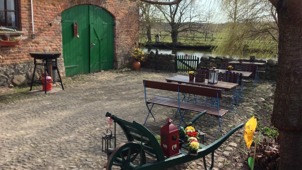 Eingang Ferienwohnungen, Terrasse, Zugang zum "See" und Lagerfeuerplatz // © Hof Prangendorf/Vergin Eingang Ferienwohnungen, Terrasse, Zugang zum "See" und Lagerfeuerplatz // © Hof Prangendorf/Vergin
