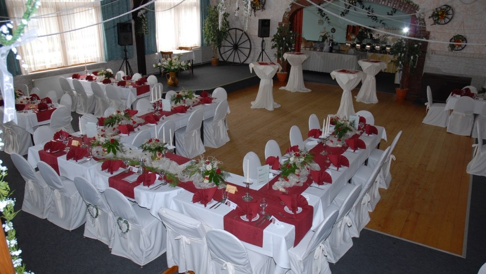 Der Saal in der Gaststätte und Pension "Zum Eichenkrug" lädt auch zu Feiern und Festlichkeiten herzlich ein // © Gaststätte und Pension "Zum Eichenkrug" / Schulz Der Saal in der Gaststätte und Pension "Zum Eichenkrug" lädt auch zu Feiern und Festlichkeiten herzlich ein // © Gaststätte und Pension "Zum Eichenkrug" / Schulz