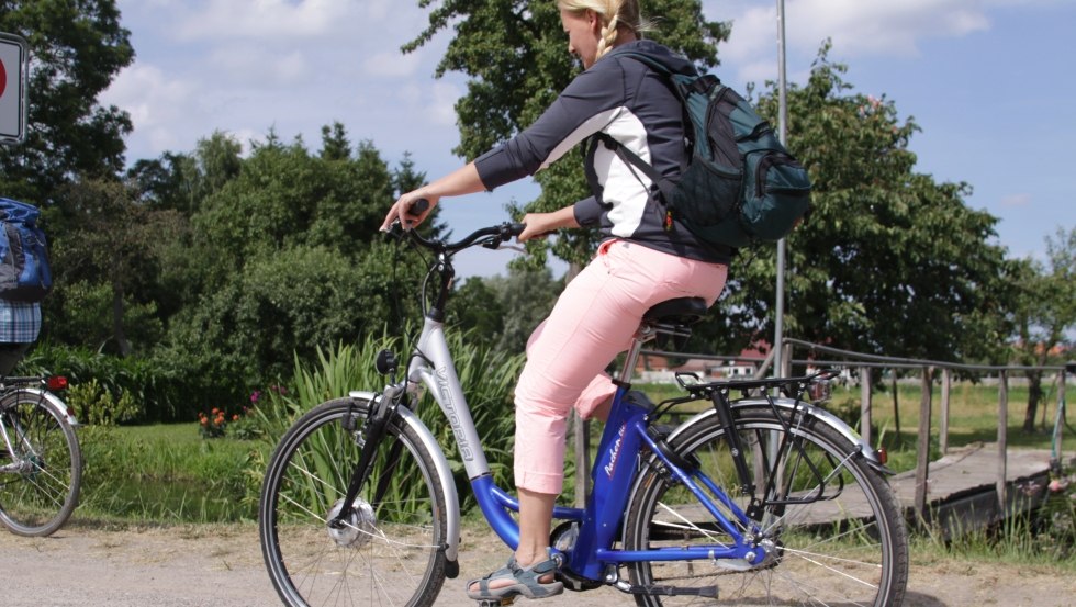 Auch E-Bikes k&ouml;nnen bei LEWITZ-Radler f&uuml;r ausgiebige Erkundungstouren durch die Lewitz gemietet werden // &copy; Netzwerk "Lewitz-Region" / Foto@Andreas-Duerst.de